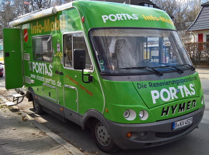 Portas ON TOUR-  mit einem grünen PORTAS - Infomobil als mobile Musterausstellung
